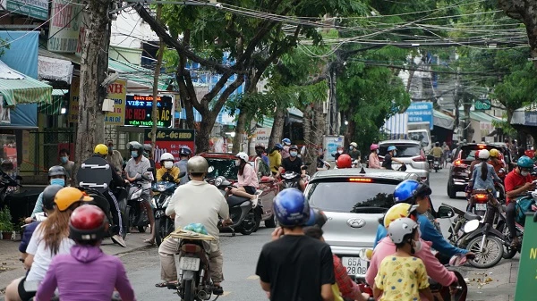 Tuyến đường nhỏ như Đề Thám, Võ Thị Sáu... cũng nhiều xe đi lại.