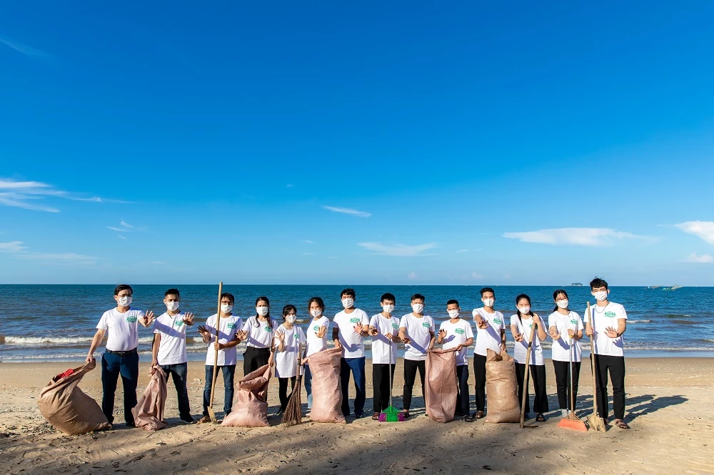 Hoạt động làm sạch biển tại bãi biển Thiên Cầm (Hà Tĩnh) đã thu hút sự tham gia của đoàn viên thanh niên Huyện đoàn Cẩm Xuyên.