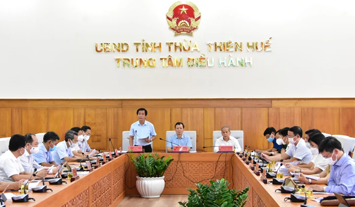 Chủ tịch UBND tỉnh Thừa Thiên Huế Nguyễn Văn Phương phát biểu tại buổi làm việc với Thủ tướng.