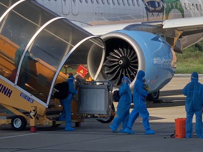 Chuyến bay đưa 205 phụ nữ mang thai, trẻ em người Hà Tĩnh ở các tỉnh phía Nam hồi hương