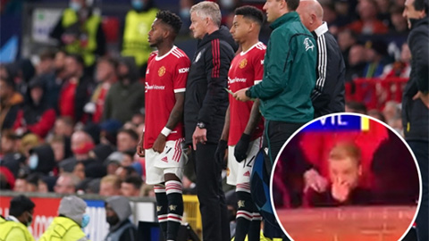 Van de Beek quăng kẹo cao su ra sau lưng Solskjaer
