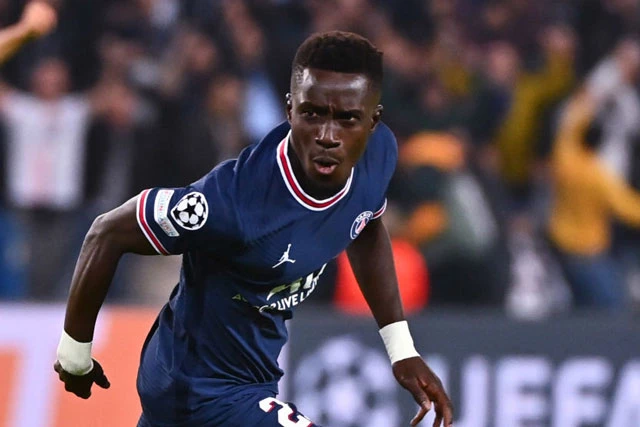 Tiền vệ trung tâm: Idrissa Gueye (Paris Saint-Germain).