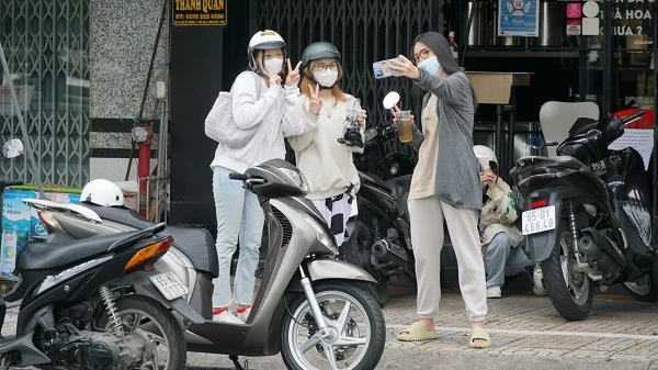 Các bạn trẻ cũng ra ngoài mua trà sữa.