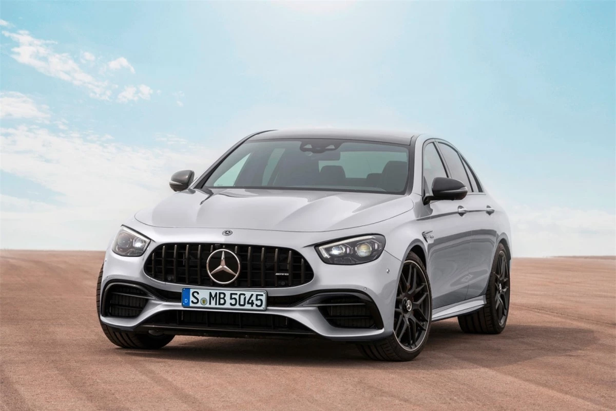 Mercedes-AMG E63 Động cơ V8 tăng áp kép 4.0 của chiếc AMG E63 kết hợp cùng hệ thống ống xả được thiết kế riêng có thể tạo ra âm thanh khoảng 45 dB (decibel) ở tua máy cầm chừng và lên đến 81 dB khi vít hết ga.