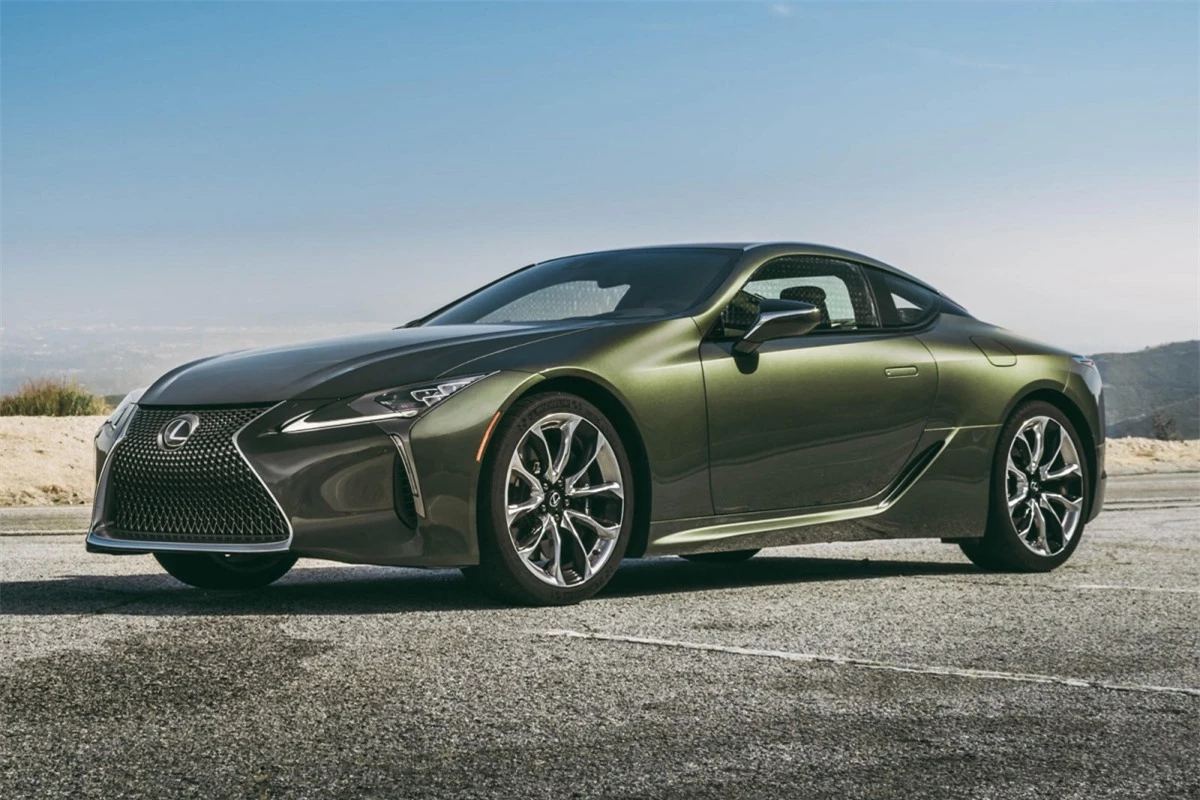 Lexus LC500 Ở thời điểm này, Lexus LC500 là một trong những chiếc xe có âm thanh hay nhất đến từ động cơ V8 và nó cũng là số ít xe còn được bán ra với động cơ V8 hút khí tự nhiên. Ở tua máy tối ưu, động cơ của xe có thể tạo ra âm thanh có độ lớn 88 dB, cùng với đó là ống xả được tinh chỉnh, mang đến những “nốt” âm ấn tượng.