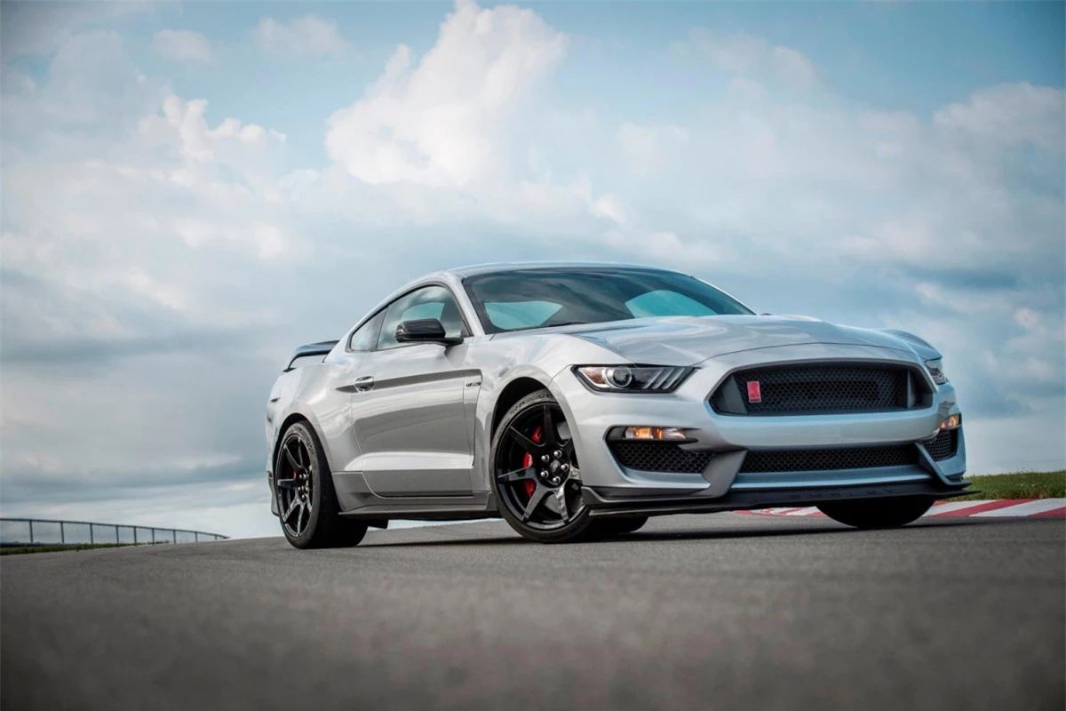 Ford Mustang Shelby GT350R Khác biệt với phần lớn xe cơ bắp đang có mặt trên thị trường, Shelby GT350R được trang bị động cơ V8 với trục khuỷu phẳng thay vì trục vuông góc. Điều này mang đến tốc độ quay cao hơn cho động cơ, cùng với đó là âm thanh hay hơn và lớn hơn, đạt 92 dB ở dải tua máy cao nhất.