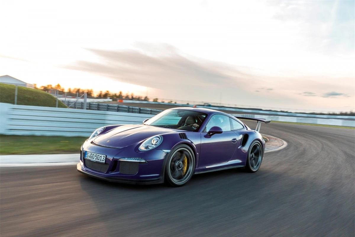 Porsche 911 (991.1) GT3 RS Đời 991.2 GT3 RS có âm thanh đo được ở tua máy 9.000 vòng/phút ở mức 102 dB tuy nhiên, nó cũng chưa phải là chiếc 911 “ồn ào” nhất. 