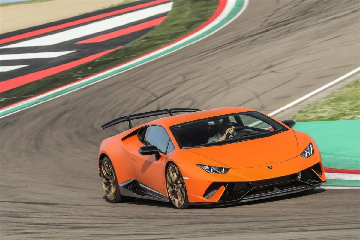 Lamborghini Huracan Performante Là một trong những chiếc xe dùng động cơ V10 cuối cùng còn được bán ra, Lamborghini Huracan Performante chắc chắn phải có mặt tại đây. Động cơ V10 của xe có thể tạo ra âm thanh lên đến 109 dB ở tua máy cao nhất của số 2.