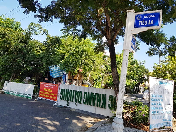 Hàng rào “bảo vệ vùng xanh” ở ngã ba Tiểu La – Nguyễn Sơn Hà (phường Hòa Cường Bắc, quận Hải Châu) sử dụng bảng hiệu mang tên “Đà Nẵng” một cách phản cảm… 