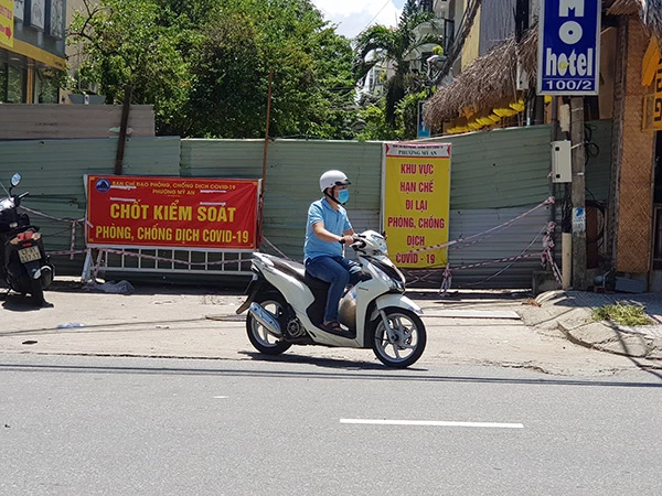 Hàng rào "ngột ngạt" ở ngã ba Nguyễn Văn Thoại – Phan Thúc Duyên