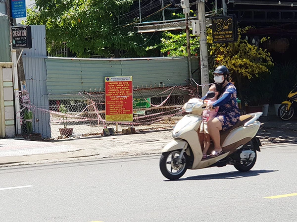 Và cảnh tượng hết sức nhếch nhác ở đầu kiệt 72 hướng ra mặt tiền đường Nguyễn Văn Thoại thì vẫn tiếp tục gây mất mỹ quan