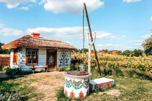 Khám phá ngôi làng cổ tích ngập tràn sắc hoa ở Ba Lan