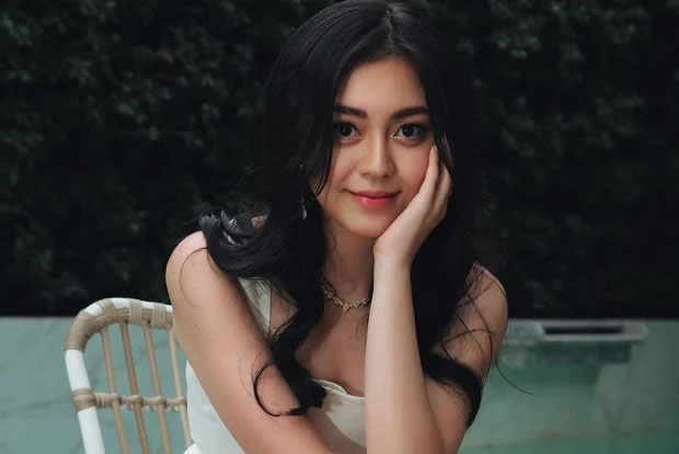 Ái nữ gia tộc siêu giàu Việt Nam: Học trường học phí gần 2 tỷ/năm, xuất hiện trên kênh YouTube của bà nội liền giật luôn spotlight