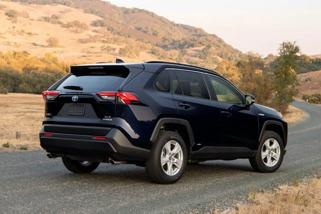 10. Toyota RAV4 2021 (giá khởi điểm: 26.350 USD).