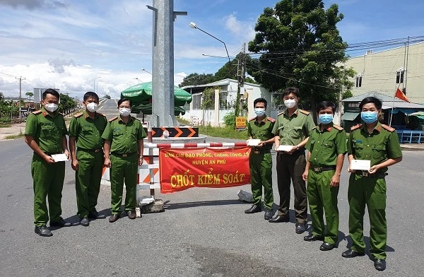 Thượng tá Võ Phúc Thọ (thứ hai, bìa phải từ ngoài vào), Trưởng phòng Cảnh sát PCCC và CNCH, thăm hỏi, động viên lực lượng phòng, chống dịch trên tuyến biên giới