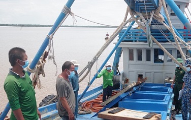 Sóc Trăng: Bắt tàu cá chở 40.000 lít dầu DO không rõ nguồn gốc