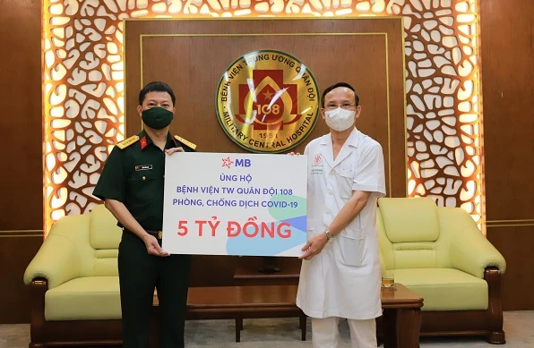 Ảnh: Đại tá Trần Minh Đạt, Phó Tổng giám đốc MB (bên trái) đại diện trao tặng 5 tỷ đồng đến Bệnh viện TW Quân đội 108