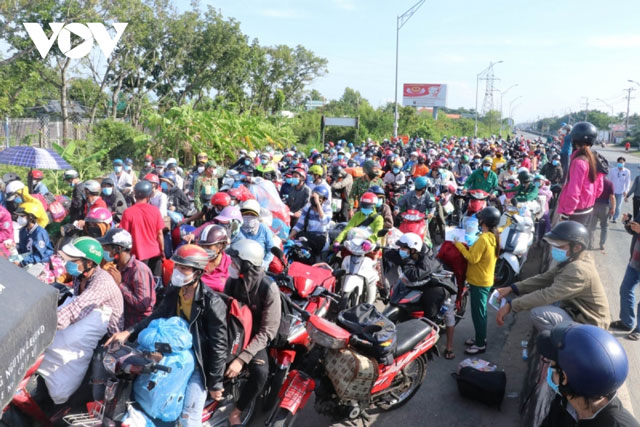 Người dân cạn tiền, năn nỉ xin được về quê ở các chốt kiểm soát cửa ngõ TP Hồ Chí Minh