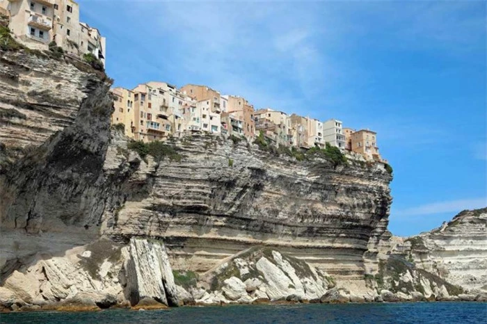 Thành phố cổ nguy hiểm nhất được bao bọc bởi 3 vách đá, hàng trăm cư dân sống bên trên 2