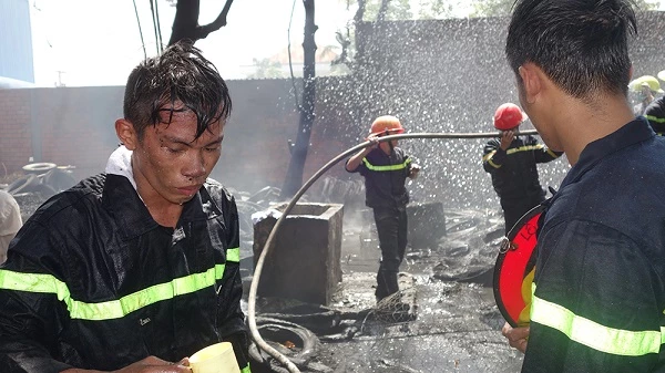 Chân dung người lính cứu hỏa sau khi dập tắt đám cháy vụ cháy kho chứa vỏ xe xảy ra trên địa bàn TP Long Xuyên.