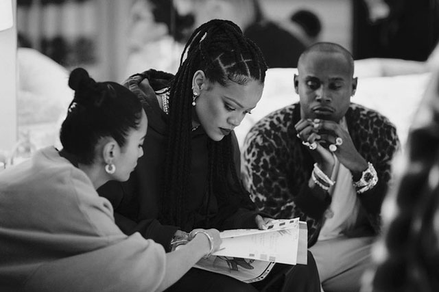 Rihanna nói về danh hiệu nữ tỷ phú: "Mỗi USD kiếm được tôi muốn trả lại"