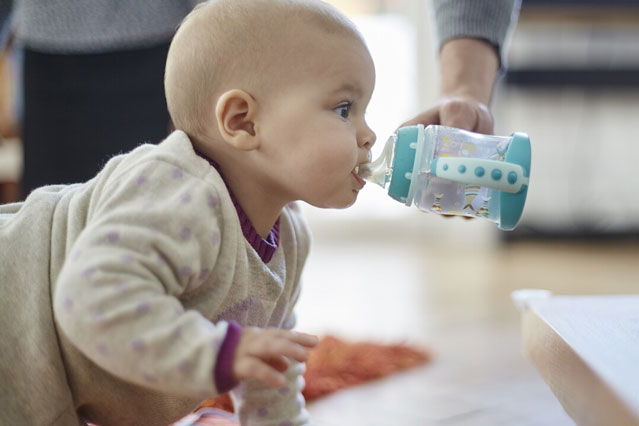 Trẻ sơ sinh có nên uống nước không? Khi nào trẻ nên uống nước?