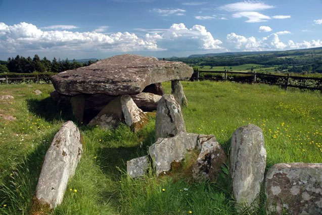 Phát hiện mộ đá liên quan vua Arthur, lâu đời hơn bãi đá cổ Stonehenge