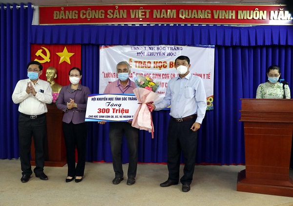 Sóc Trăng: Trao 300 suất học bổng cho học sinh là con em ngành y tế đang làm nhiệm vụ chống dịch COVID-19