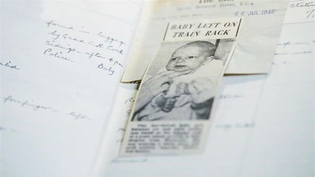 Tấm ảnh của bà Marguerite Huggett lúc 6 tuần tuổi được cắt ra từ trang Tìm trẻ lạc của một tờ nhật báo và được đính vào sổ nhật ký công việc của ga tàu vào năm 1946 - Ảnh: ITV