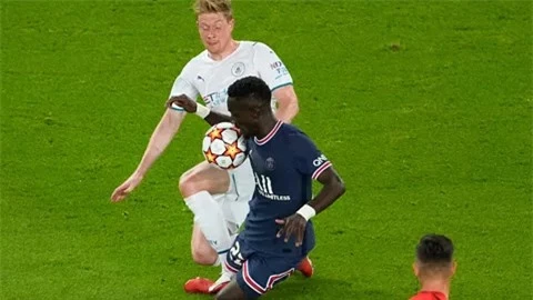 MU lấy De Bruyne để kháng cáo cho Wan-Bissaka