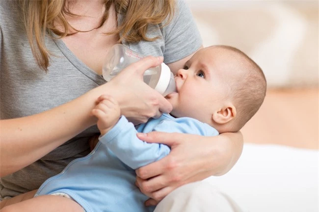 Nên cai sữa cho bé khi nào? Các cách cai sữa cho bé mẹ cần biết - Ảnh 2.