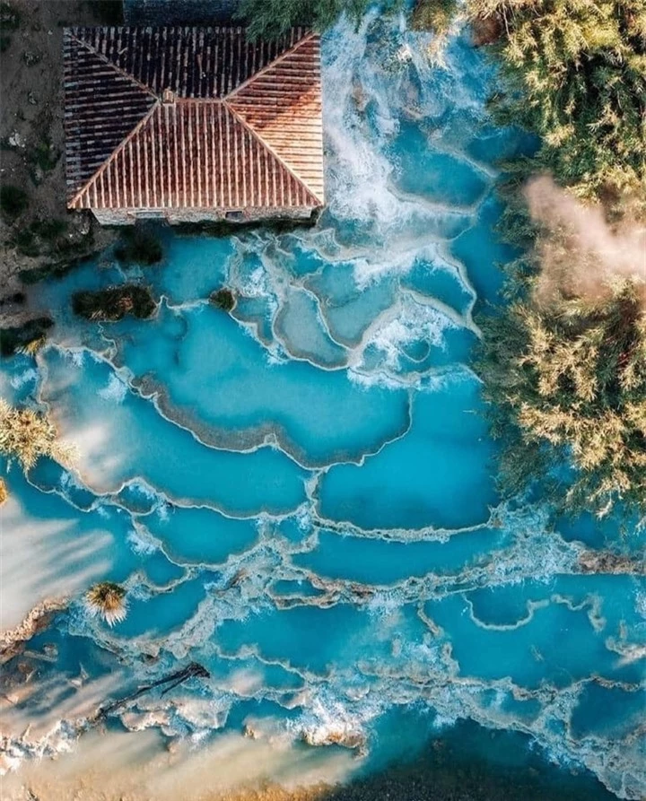 Suối nước nóng hình bậc thang độc đáo: Sắc xanh mờ ảo đẹp như thiên đường - 2