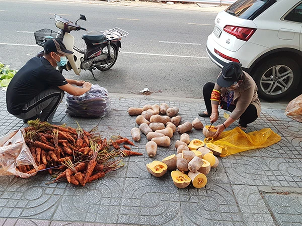 Tổ COVID-19 cộng đồng tại Tổ dân phố 5 phường Tân Chính (quận Thanh Khê) phân chia rau, củ, quả cho các hộ gia đình trong những ngày TP Đà Nẵng "ở yên một chỗ"