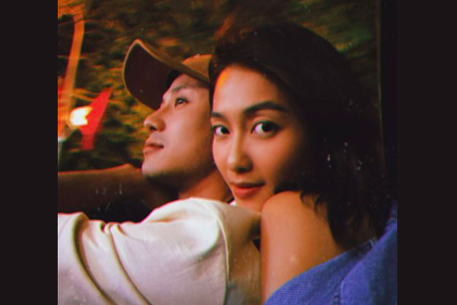 Thanh Sơn - Khả Ngân công khai phát "cẩu lương": Nàng ôm ấp từ sau, chàng lộ rõ biểu cảm hạnh phúc