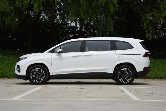 Cận cảnh MPV hoàn toàn mới của Hyundai giá khởi điểm 599 triệu đồng