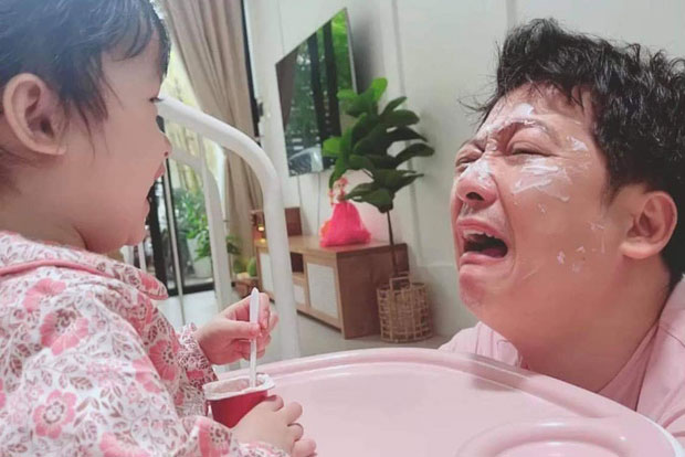 Trường Giang sáng sớm đã "khóc thét" khi thấy con gái làm điều này