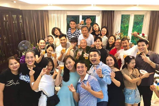 Hương vị tình thân đóng máy, bà Xuân khác lạ vẫn xinh nổi bật, Diệp thả tóc suýt không nhận ra, Long - Nam quá đẹp!