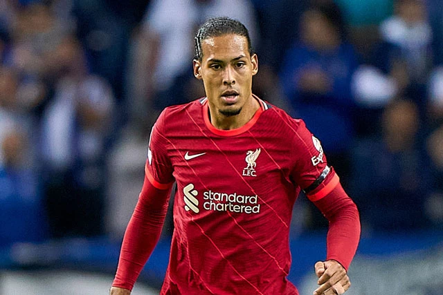 Trung vệ: Virgil van Dijk (Liverpool).