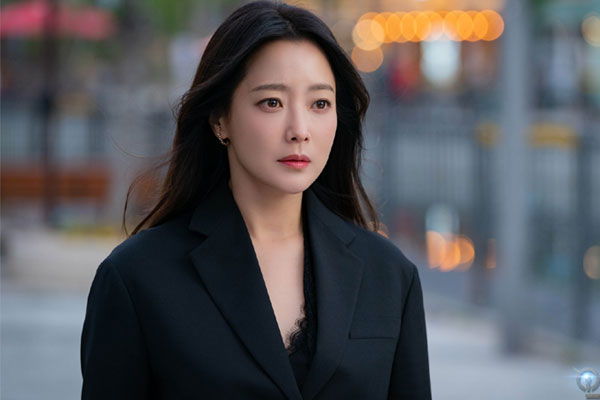 Đêm mưa bỗng có tiếng chuông cửa dồn dập, tôi ra mở cổng thì sững sờ khi thấy người phụ nữ vác bụng bầu đứng đợi