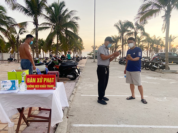 Đà Nẵng: Từ chối phục vụ khách tắm biển không có mã QRCode 