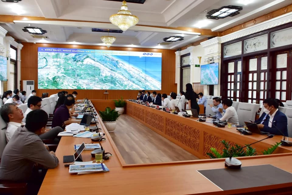 A2 - Đại diện Tập đoàn FLC trình bày các ý tưởng đầu tư với lãnh đạo tỉnh Thừa Thiên Huế