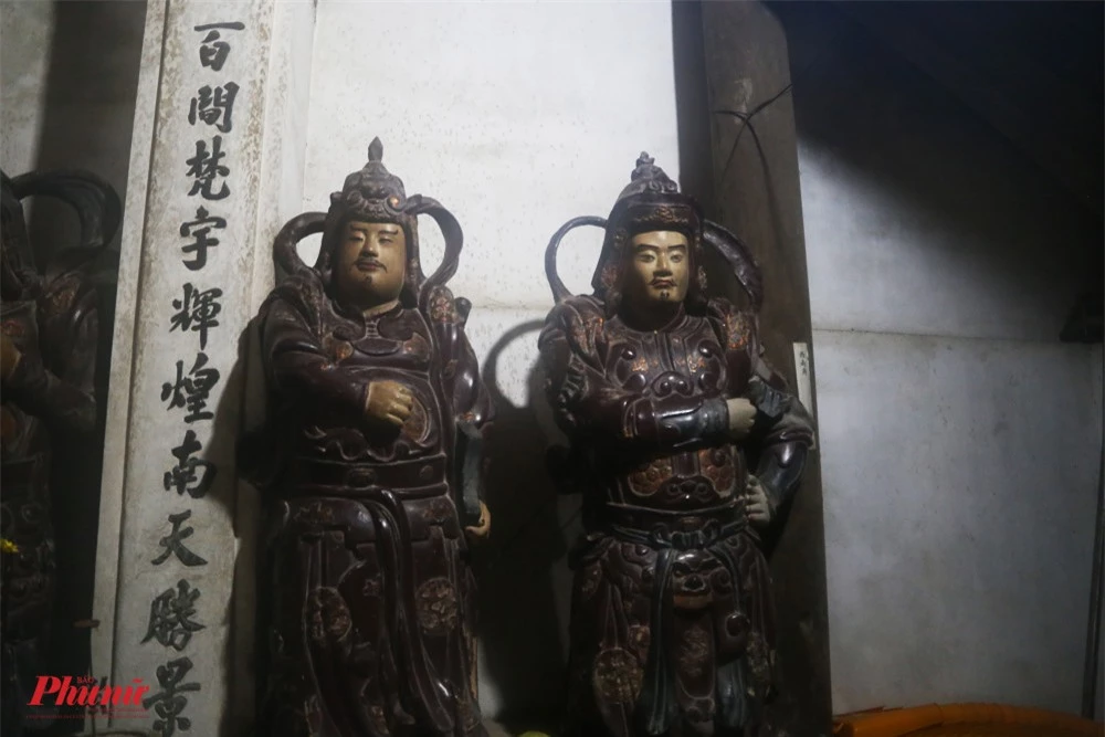Các tượng thờ trong chùa đều nhuốm màu thời gian và có tông nâu trầm mặc.