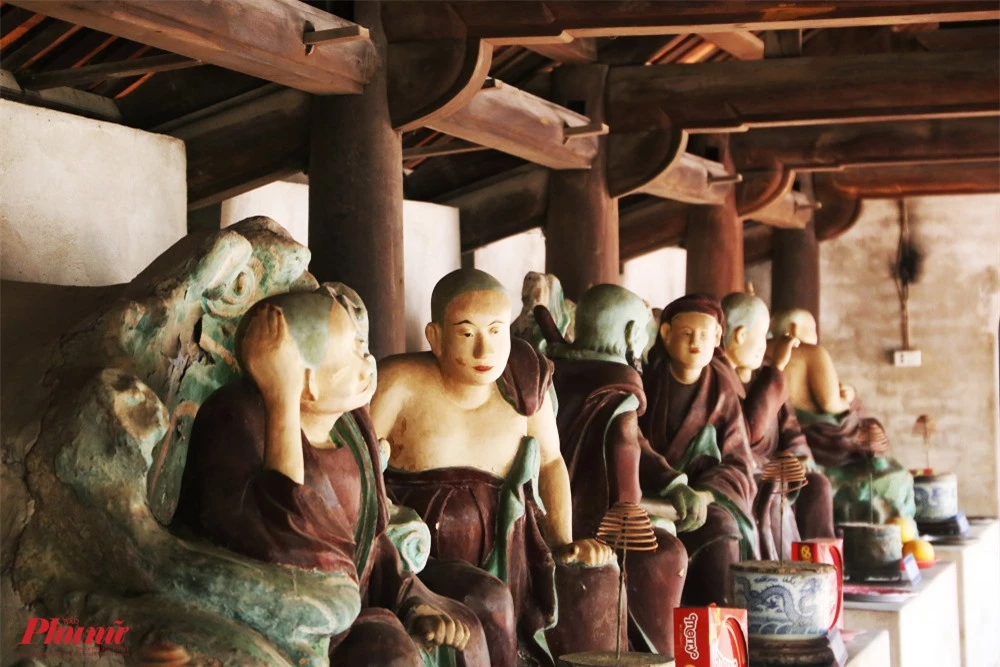 Hai hàng song song nối tiền thất và hậu đường, là nơi thờ Thập bát La Hán - 18 đệ tử đắc đạo của Phật đã tu đến cảnh giới La Hán.