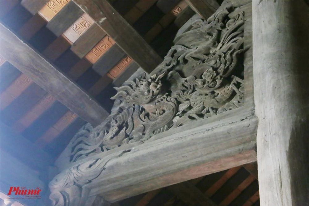 Một mảng hoạ tiết hình rồng bên trong chùa khiến du khách ấn tượng vì độ tinh xảo.