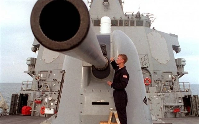 Được biết, ngay từ năm 2014, hãng Raytheon đã phát triển đạn dẫn đường GPS Excalibur N5, đáp ứng yêu cầu về độ chính xác cho pháo hạm của hải quân Mỹ, đồng thời tăng tầm bắn hiệu quả lên đến 48,1 km. Loại đạn mới này được Raytheon bắn thử nhiều lần và cho kết quả rất khả quan.