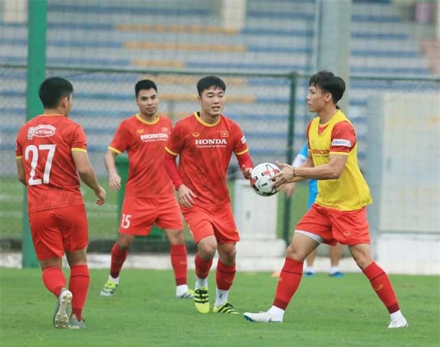 Ngọc Hải và đồng đội nỗ lực tập luyện trước trận gặp Trung Quốc - Ảnh: Đức Cường