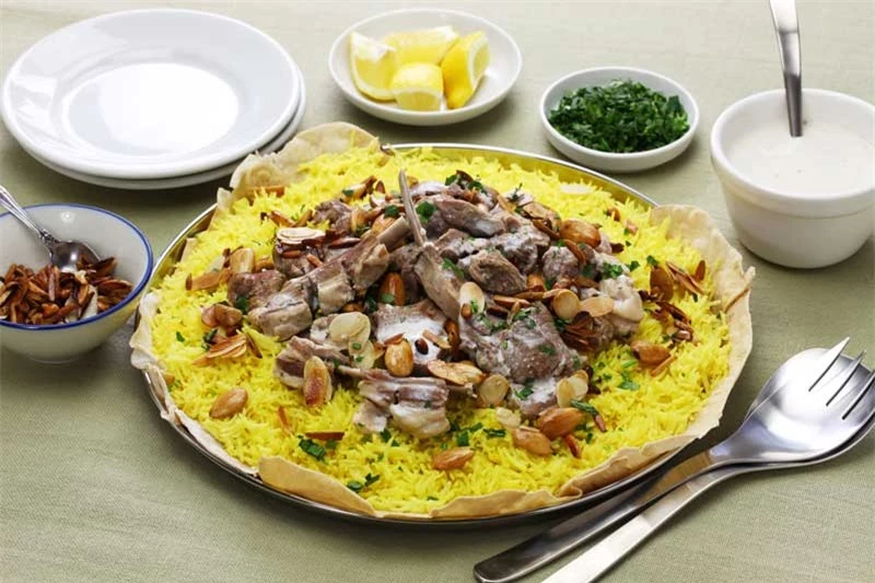.  Mansaf là món ăn quốc gia của Jordan. Nó bao gồm gạo và thịt cừu nấu trong một loại nước sốt gọi là jameed, đó là một loại sữa chua khô lên men. 