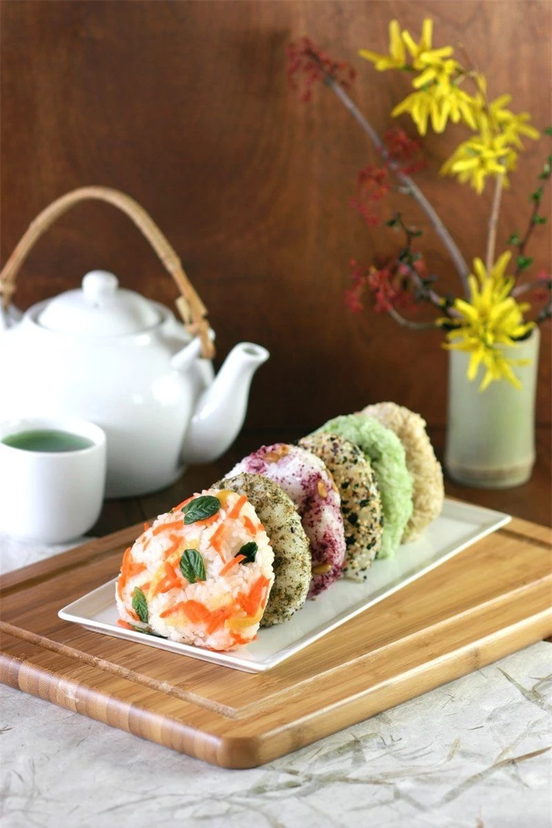 Onigiri còn được gọi là nigirimeshi hay cơm viên, một món ăn của Nhật Bản làm từ cơm trắng rồi nặn thành hình tam giác hoặc hình trụ, thường được bọc trong nori. Onigiri của người Nhật có thể được pha trộn thêm nhiều nguyên liệu khác và được xem là một món ăn vặt tuyệt vời.