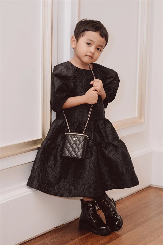 Bé Linh Đan diện túi Chanel 36 triệu siêu sang chảnh