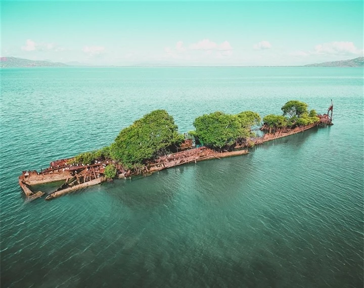 Xác tàu bỏ hoang hóa ‘rừng nổi’ giữa biển thu hút du khách đến check-in - 3